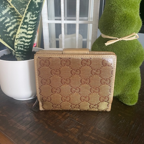 Gold Gucci bifold wallet ⭐️ - Picture 2 of 10